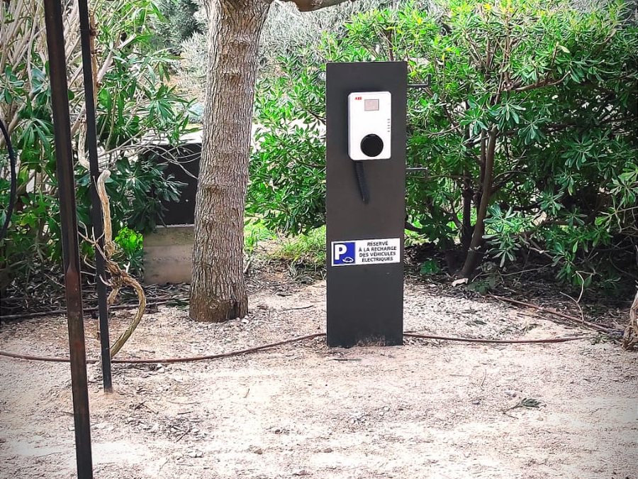 Borne sur pied, installation soignee